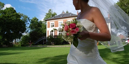 Wedding - PLZ 18119 (Deutschland) - Braut vor dem Gutshaus Groß Siemen - Gut Gross Siemen