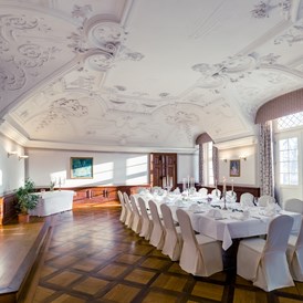 Hochzeit: Caesarensaal mit großer Festtafel - Hotel Schloss Neustadt-Glewe