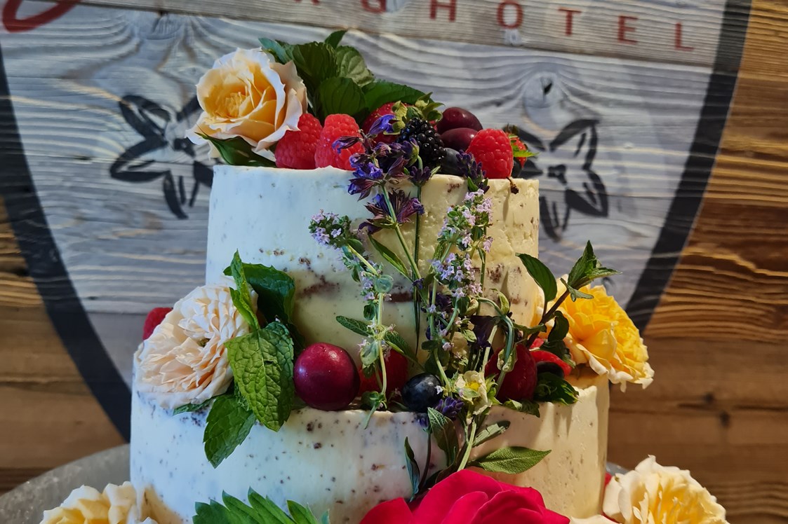 Hochzeit: Naked Cake mit frischen Kräutern, Früchten und Blumen passend zum Brautstrauß. - Berghotel Gerlosstein