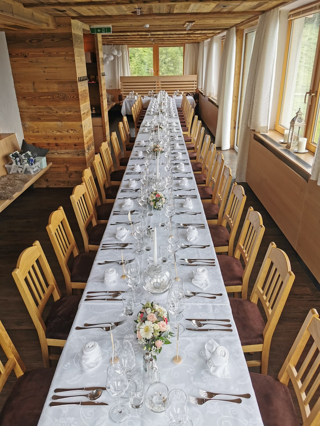 Hochzeit: Panoramasaal mit Tafel für bis zu 44 Personen - Berghotel Gerlosstein