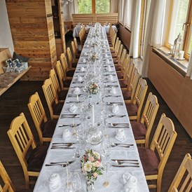 Hochzeit: Panoramasaal mit Tafel für bis zu 44 Personen - Berghotel Gerlosstein