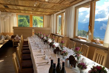 Hochzeit: Hochzeitstafel mit Panoramablick - Berghotel Gerlosstein