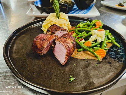 Hochzeit - Bezirk Schwaz - Schweinfilet im Speckmantel mit Spätzle und Gemüse - Berghotel Gerlosstein