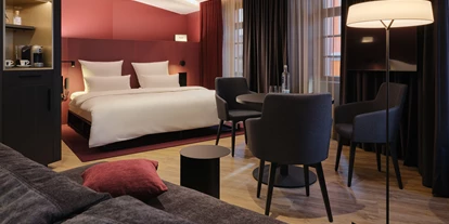 Hochzeit - PLZ 77866 (Deutschland) - Deluxe Dependance
Austattung: Minibar mit Getränken und Snacks, Lavazza Kaffeemaschine, Teeauswahl, Marshall Bluetooth Box, barrierefreies Bad mit Regendusche. Kitchenette auf Wunsch. - Hotel am Sophienpark