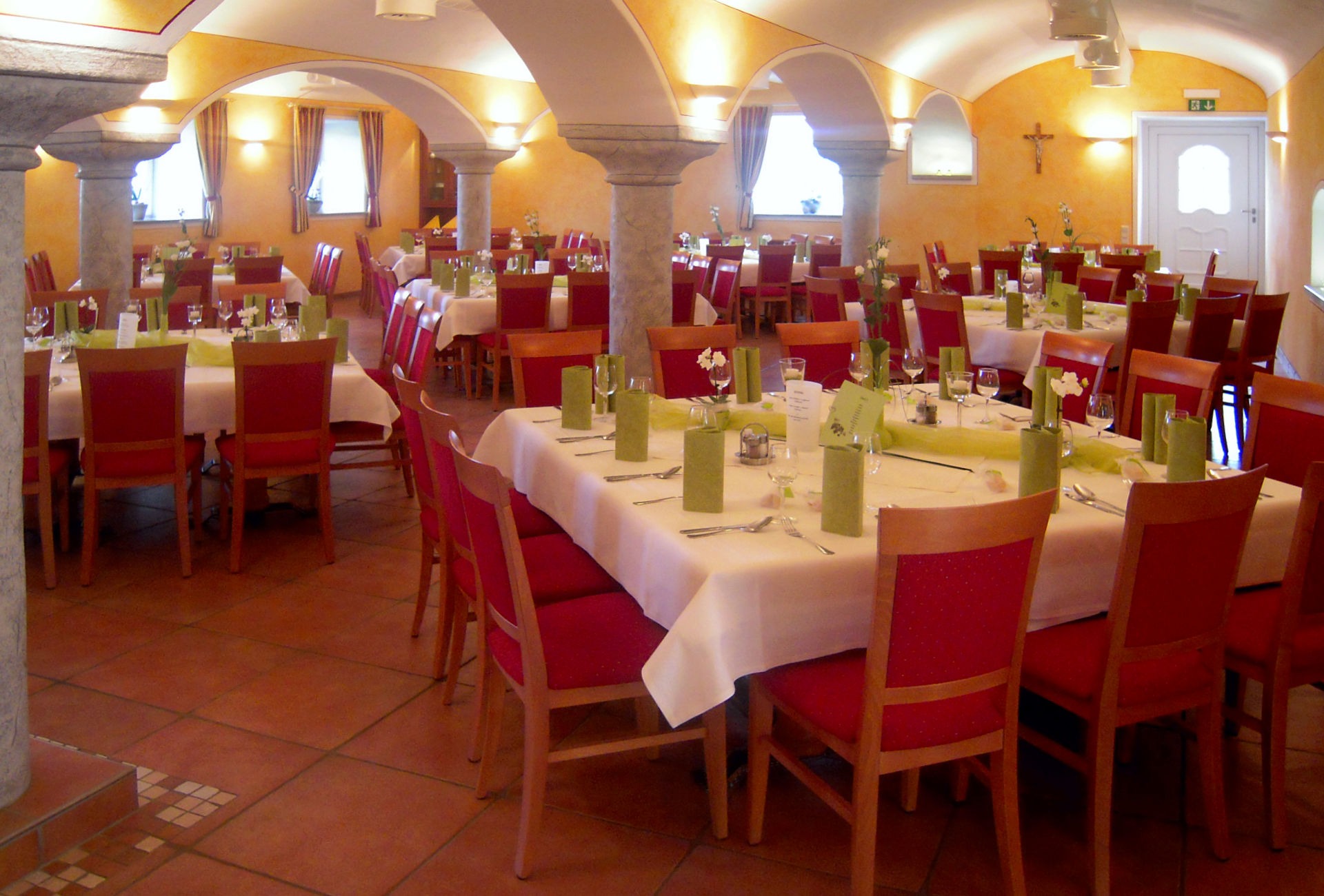 Bruiloft - Haag am Hausruck - Hochzeitsgesellschaft feiert im traditionellen Saal mit ländlichem Charme - Hotel Gasthof Enichlmayr