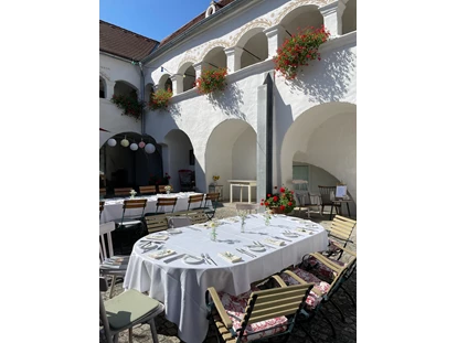 Wedding - Pottenbrunn - Tafel im Innenhof - vierzigerhof