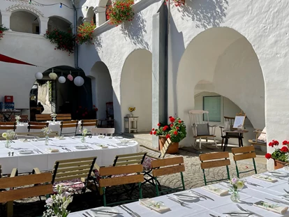 Wedding - Pottenbrunn - Tafel Innenhof - vierzigerhof