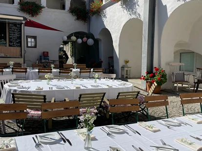 Wedding - Pottenbrunn - Tafel Innenhof - vierzigerhof