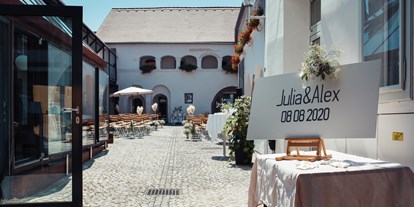 Hochzeit - Hochzeits-Stil: Boho - Straß im Straßertale - Trauung im malerischen Arkadeninnenhof - Vierzigerhof - ein malerischer Arkadenhof mit Vintage-Charme