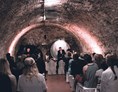 Hochzeit: Trauung im unkonventionellen Kellergewölbe - Vierzigerhof - ein malerischer Arkadenhof mit Vintage-Charme