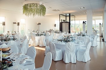 Hochzeit: Tafel im Obergeschoss mit Platz bis zu 120 Personen - Vierzigerhof - ein malerischer Arkadenhof mit Vintage-Charme
