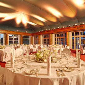 Hochzeit: Hochzeit im Atrium - Grand Tirolia Hotel Kitzbuhel, Curio Collection by Hilton