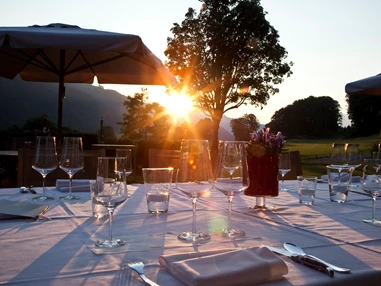 Hochzeitslocation: Sonnenterrasse Grand Tirolia - Grand Tirolia Hotel Kitzbuhel, Curio Collection by Hilton