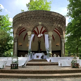 Hochzeit: Freie Trauung an unserem geweihten Steinpavillon mitten im wunderschönen Schlosspark  - Brasserie Schloss Paffendorf