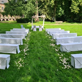 Hochzeit: freie Trauung im Schlosspark mit Blick auf die Hauptburg - Brasserie Schloss Paffendorf