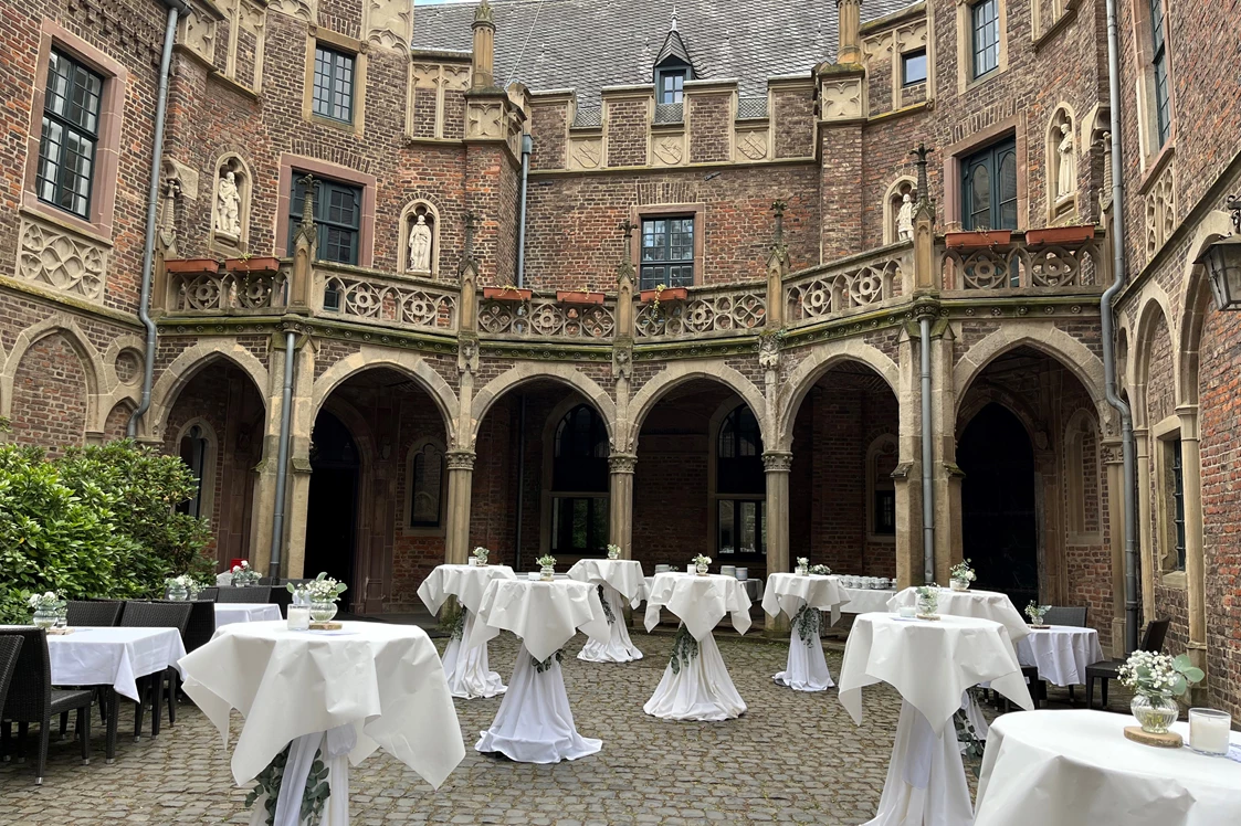 Hochzeit: Vorhof der Hauptburg, Eingang zum Rittersaal / Kaminzimmer - Brasserie Schloss Paffendorf