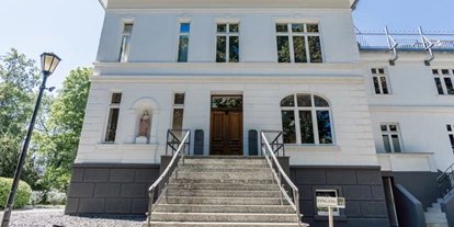 Wedding - Bedburg - Andreashaus Hochzeitsloaction Hochzeit Weihnachtsfeier Firmenevent Köln Düsseldorf Aachen Jülich Düren Niederzier
Do it
wedding -hochzeitslocation
Hochzeits-location 
Ihre Hochzeitslocation
“Der schönste Tag in eurem Leben!”
Vielen Dank Manuela und Torsten by Den Kre Photography
Romantik pur oder schierer Luxus, eine intime Runde oder ein großes, extravagantes Fest, ein Empfang oder eine glamouröse Gala, wir werden für Sie im Andreashaus die perfekte Hochzeitslocation kreieren, damit all Ihre Wünsche wahr werden.
Eine intime Runde oder ein großes extravagantes Fest. Wir zeigen Ihnen die perfekte Umgebung aus unserer Wahl an eleganten Räumlichkeiten. Eine traditionelle weiße Hochzeit, eine Themen-Hochzeit, oder eine zeitgenössische Hochzeit, wir erfüllen Ihren Wunsch. . - Andreashaus Hochzeitslocation