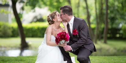 Wedding - Bedburg - Andreashaus Hochzeitsloaction Hochzeit Weihnachtsfeier Firmenevent Köln Düsseldorf Aachen Jülich Düren Niederzier
Do it
wedding -hochzeitslocation
Hochzeits-location 
Ihre Hochzeitslocation
“Der schönste Tag in eurem Leben!”
Vielen Dank Manuela und Torsten by Den Kre Photography
Romantik pur oder schierer Luxus, eine intime Runde oder ein großes, extravagantes Fest, ein Empfang oder eine glamouröse Gala, wir werden für Sie im Andreashaus die perfekte Hochzeitslocation kreieren, damit all Ihre Wünsche wahr werden.
Eine intime Runde oder ein großes extravagantes Fest. Wir zeigen Ihnen die perfekte Umgebung aus unserer Wahl an eleganten Räumlichkeiten. Eine traditionelle weiße Hochzeit, eine Themen-Hochzeit, oder eine zeitgenössische Hochzeit, wir erfüllen Ihren Wunsch. . - Andreashaus Hochzeitslocation