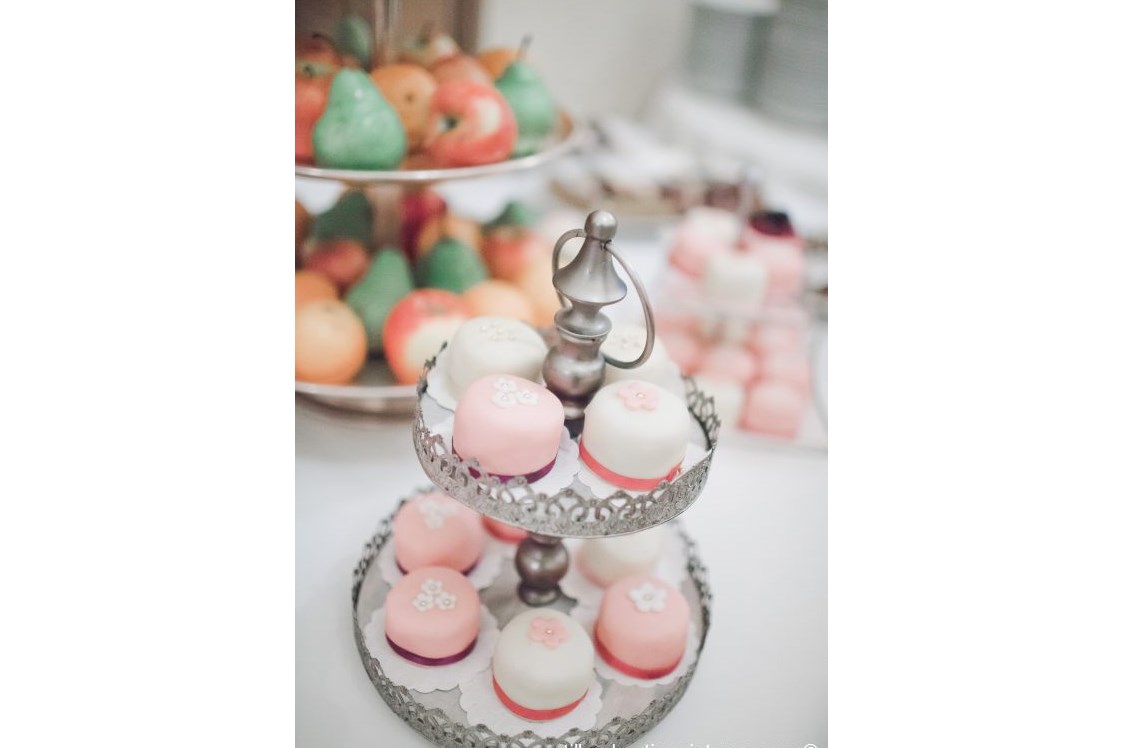 Hochzeit: Cakepops und andere Leckereien für einen versüssten Abend.
Foto © stillandmotionpictures.com - Hotel CHÂTEAU BÉLA