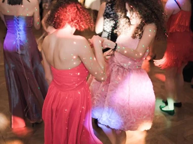 Hochzeit: Das Hotel CHÂTEAU BÉLA lädt ein zum Tanzen und Feiern.
Foto © stillandmotionpictures.com - Hotel CHÂTEAU BÉLA