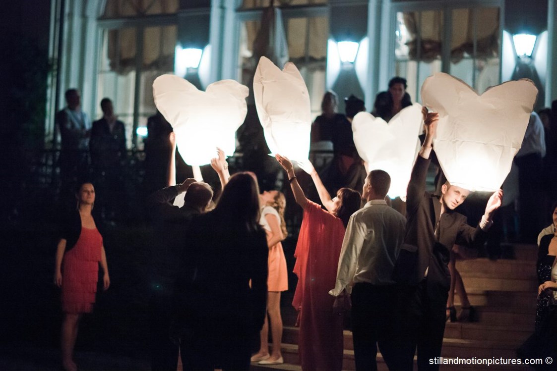 Hochzeit: Feuerballons als bleibende Erinnerung an einen besonderen Abend.
Foto © stillandmotionpictures.com - Hotel CHÂTEAU BÉLA
