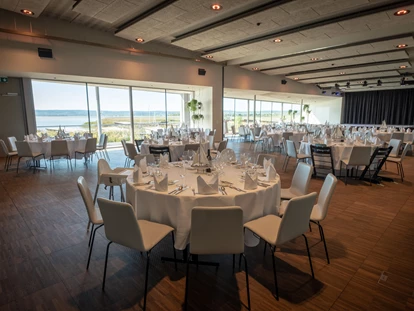 Hochzeit - Pamhagen - Der Festsaal im Obergeschoss des FRITZ am See bietet Platz für bis zu 200 Hochzeitsgäste. - das Fritz am See