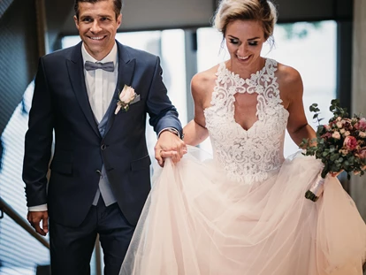 Hochzeit - Pamhagen - Das Paar auf dem Weg ins Obergeschoss. - das Fritz am See