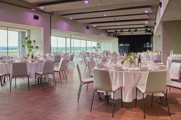 Hochzeit: Der große Festsaal im FRITZ am See bietet Platz für bis zu 200 Hochzeitsgäste. - das Fritz am See