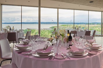 Hochzeit: Der große Festsaal im FRITZ am See bietet einen herrlichen Blick über den Neusiedlersee. - das Fritz am See