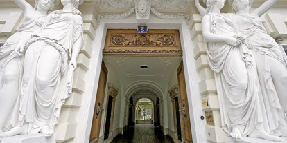 Matrimonio - Gumpoldskirchen - Eingang zum Palais Pallavicini gegenüber der Nationalbibliothek. - Palais Pallavicini