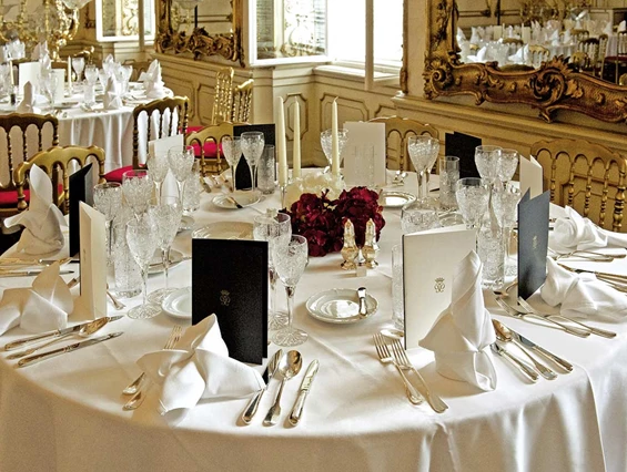 Hochzeit: Festlich gedeckter Tisch im Palais Pallavicini in Wien. - Palais Pallavicini