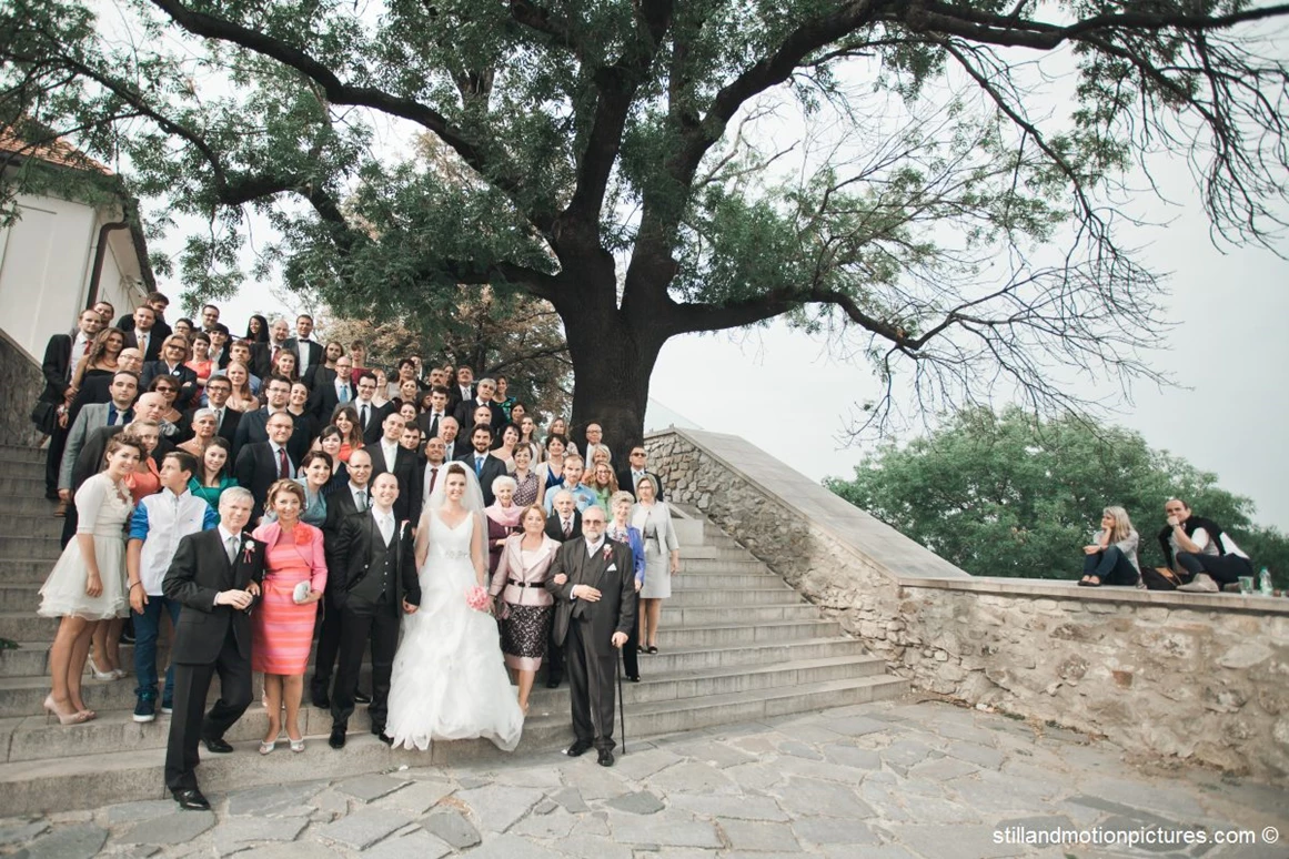 Hochzeitslocation: Die Hochzeitsgesellschaft vor der Burg Bratislava.
Foto © stillandmotionpictures.com - REŠTAURÁCIA HRAD