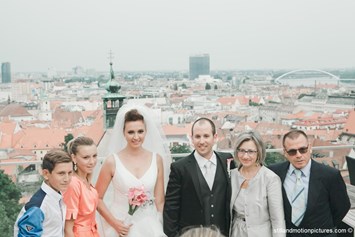Hochzeit: Heiraten in Bratislava. Die Hochzeitsgesellschaft vorm wunderschönen Panoramablick auf Bratislava.
Foto © stillandmotionpictures.com - REŠTAURÁCIA HRAD