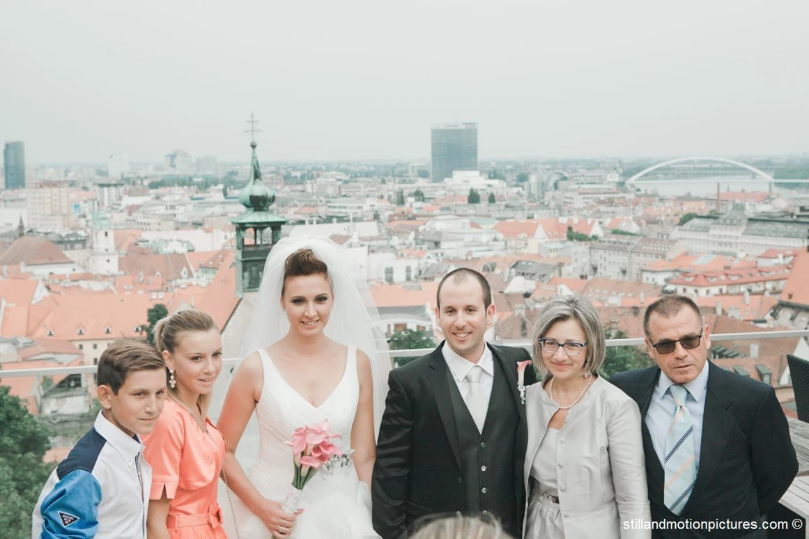 Hochzeitslocation: Heiraten in Bratislava. Die Hochzeitsgesellschaft vorm wunderschönen Panoramablick auf Bratislava.
Foto © stillandmotionpictures.com - REŠTAURÁCIA HRAD
