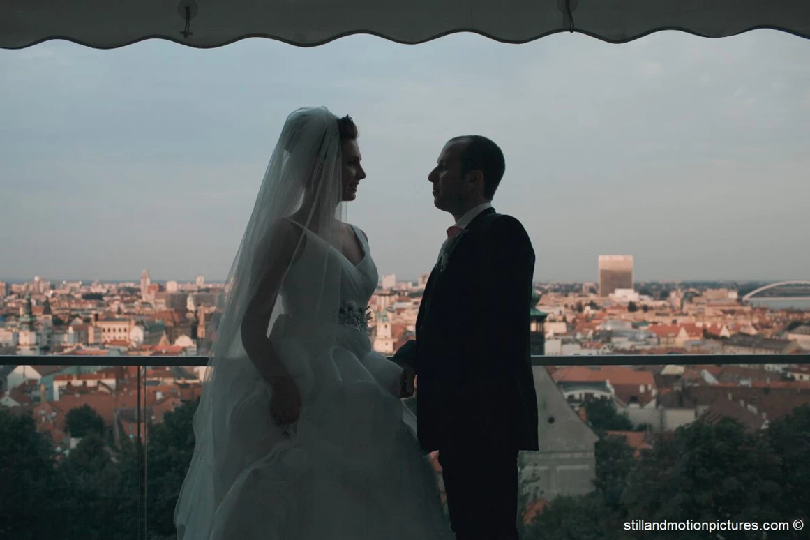 Hochzeitslocation: Feiern Sie Ihre Hochzeit im Restaurant Hrad in Bratislava unweit der Burg Bratislava.
Foto © stillandmotionpictures.com - REŠTAURÁCIA HRAD