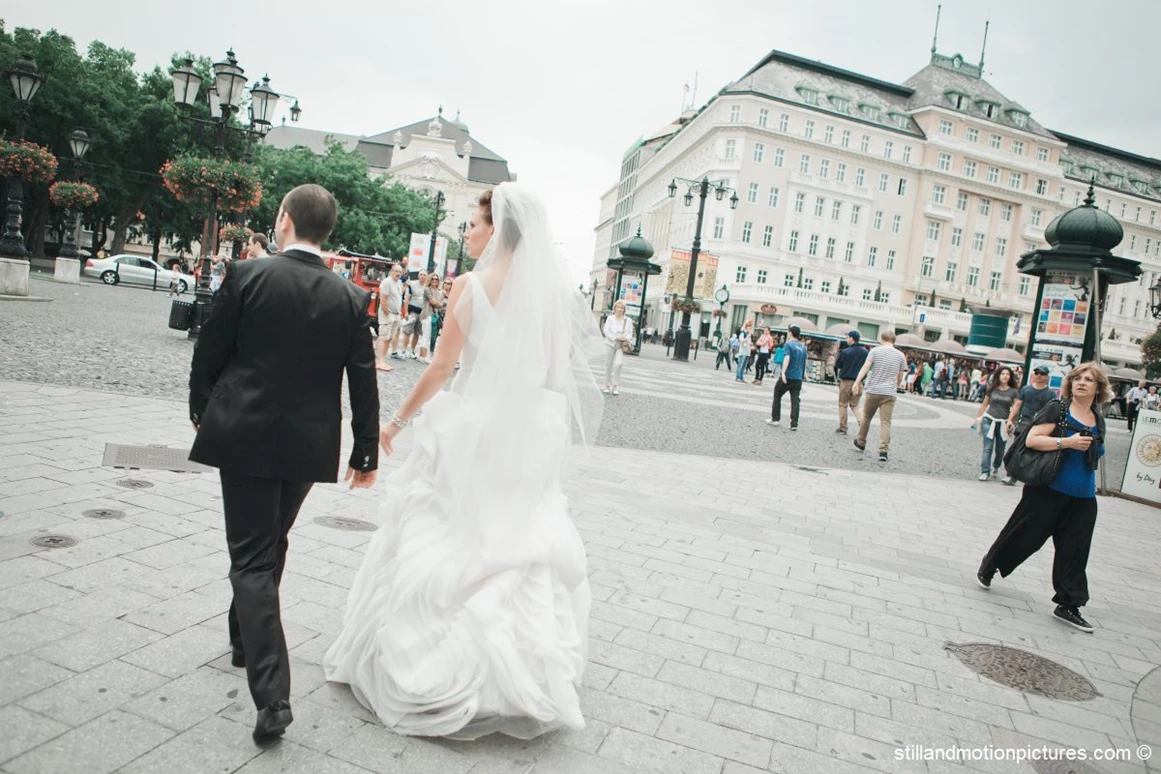 Hochzeitslocation: Feiern Sie Ihre Hochzeit im Restaurant Hrad und genießen Sie die Altstadt von Bratislava, Slowakei.
Foto © stillandmotionpictures.com - REŠTAURÁCIA HRAD