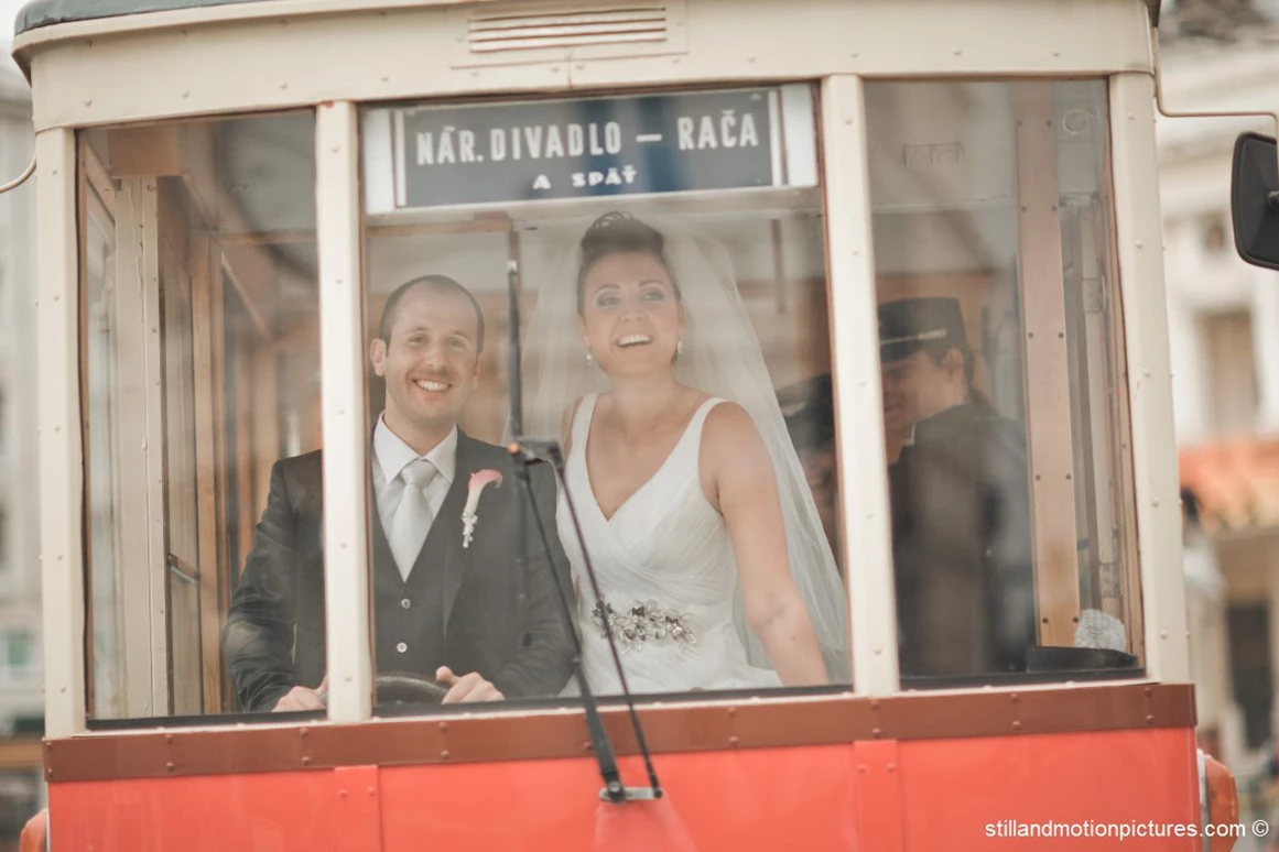 Hochzeitslocation: Feiern Sie Ihre Hochzeit im Restaurant Hrad und genießen Sie die Altstadt von Bratislava samt Hochzeitsbus und Hochzeitsbim.
Foto © stillandmotionpictures.com - REŠTAURÁCIA HRAD