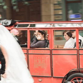 Hochzeit: Feiern Sie Ihre Hochzeit im Restaurant Hrad und genießen Sie die Altstadt von Bratislava samt Hochzeitsbus und Hochzeitsbim.
Foto © stillandmotionpictures.com - REŠTAURÁCIA HRAD