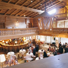 Hochzeit: Hotelbar "auf der Tenne" im Bio-Hotel Stanglwirt in Tirol.
Foto © formafoto.net - Bio-Hotel Stanglwirt