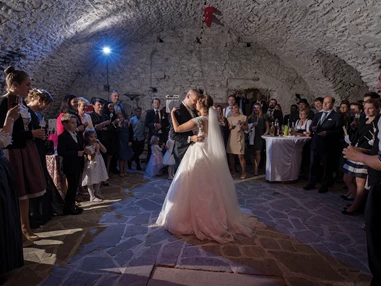 Hochzeit: Zünftige Party im Gewölbe - Schloss Thörl