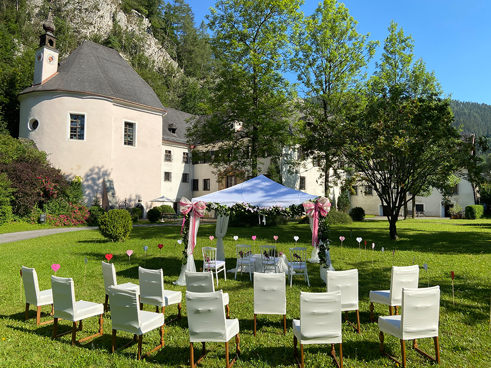 Hochzeit - Umgebung: am Land - Steiermark - Standesamtliche Trauung im Schlosspark - Schloss Thörl