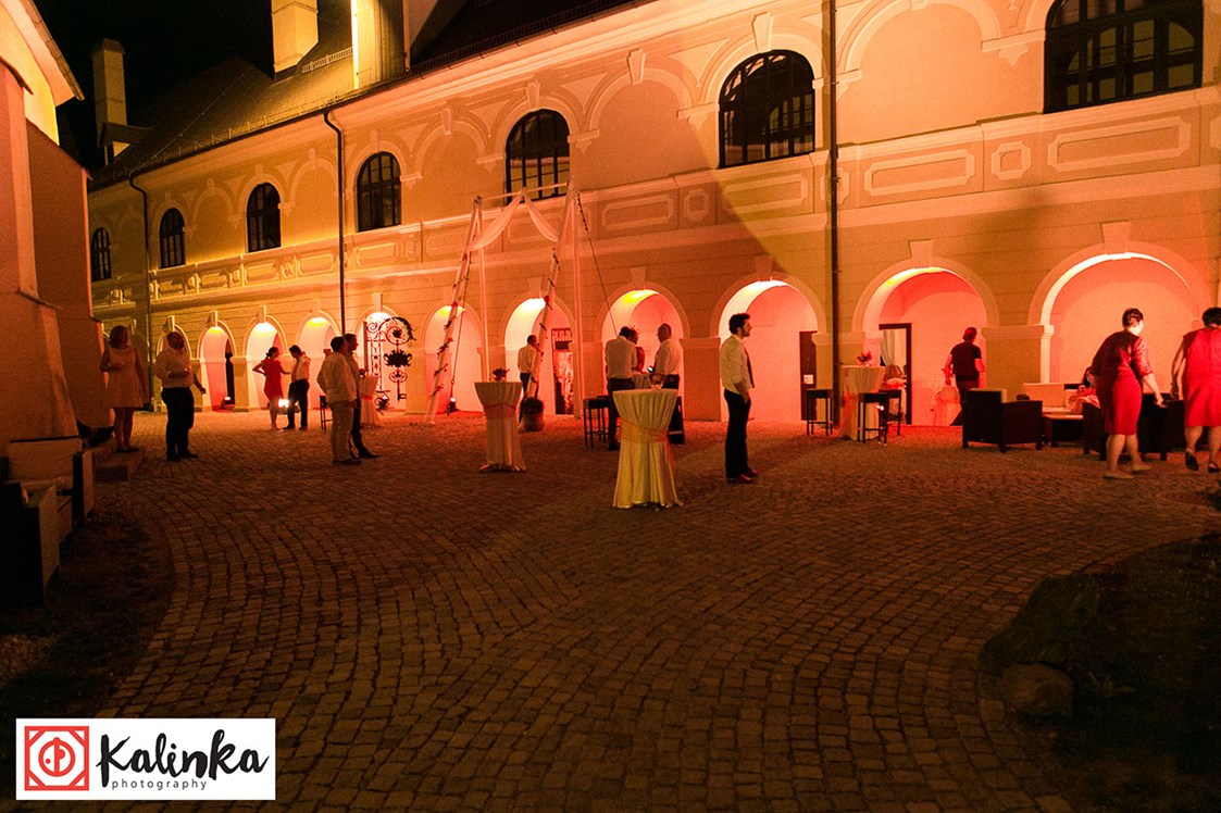 Hochzeit: Night-Life im Innenhof - Hochzeitsschloss Gloggnitz