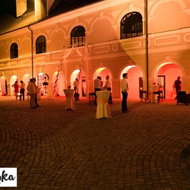 Hochzeit: Night-Life im Innenhof - Schloss Gloggnitz