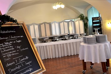 Hochzeit: Buffet im großen Saal - Schloss Gloggnitz