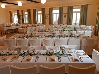 Hochzeitslocation: Gedeckter Saal mit Tafel und Tanzfläche - mittig vor der Bühne - Gasthof Englwirt