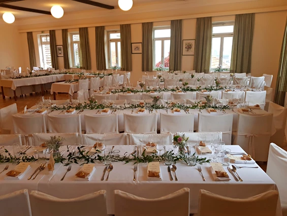Hochzeitslocation: Gedeckter Saal mit Tafel und Tanzfläche - mittig vor der Bühne - Gasthof Englwirt