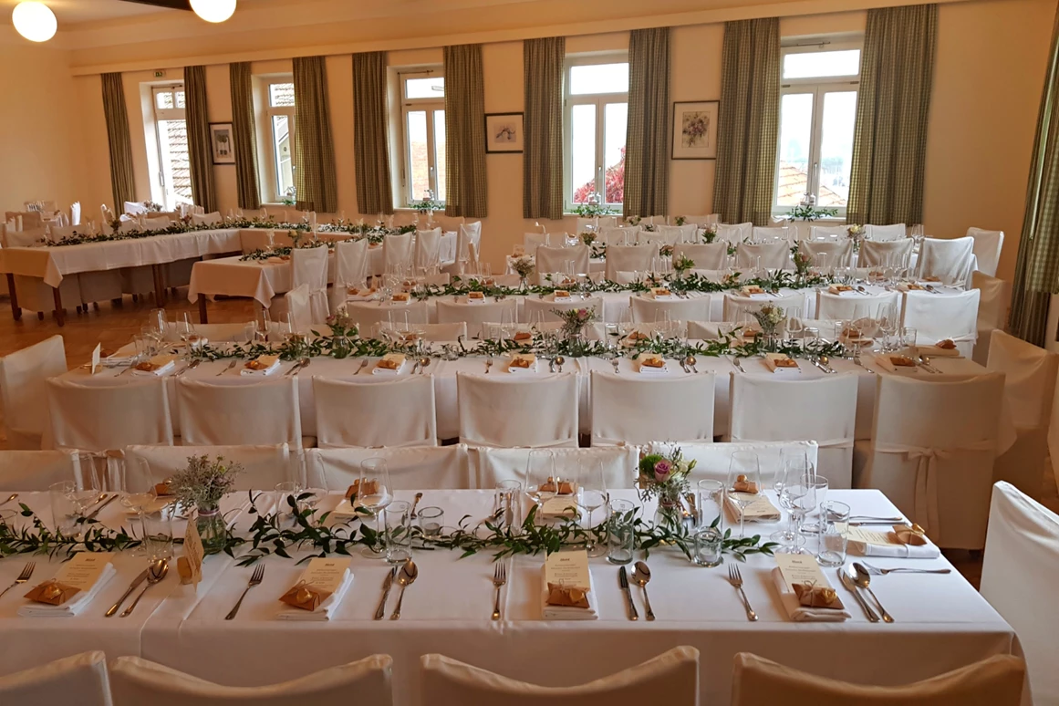 Hochzeitslocation: Gedeckter Saal mit Tafel und Tanzfläche - mittig vor der Bühne - Gasthof Englwirt