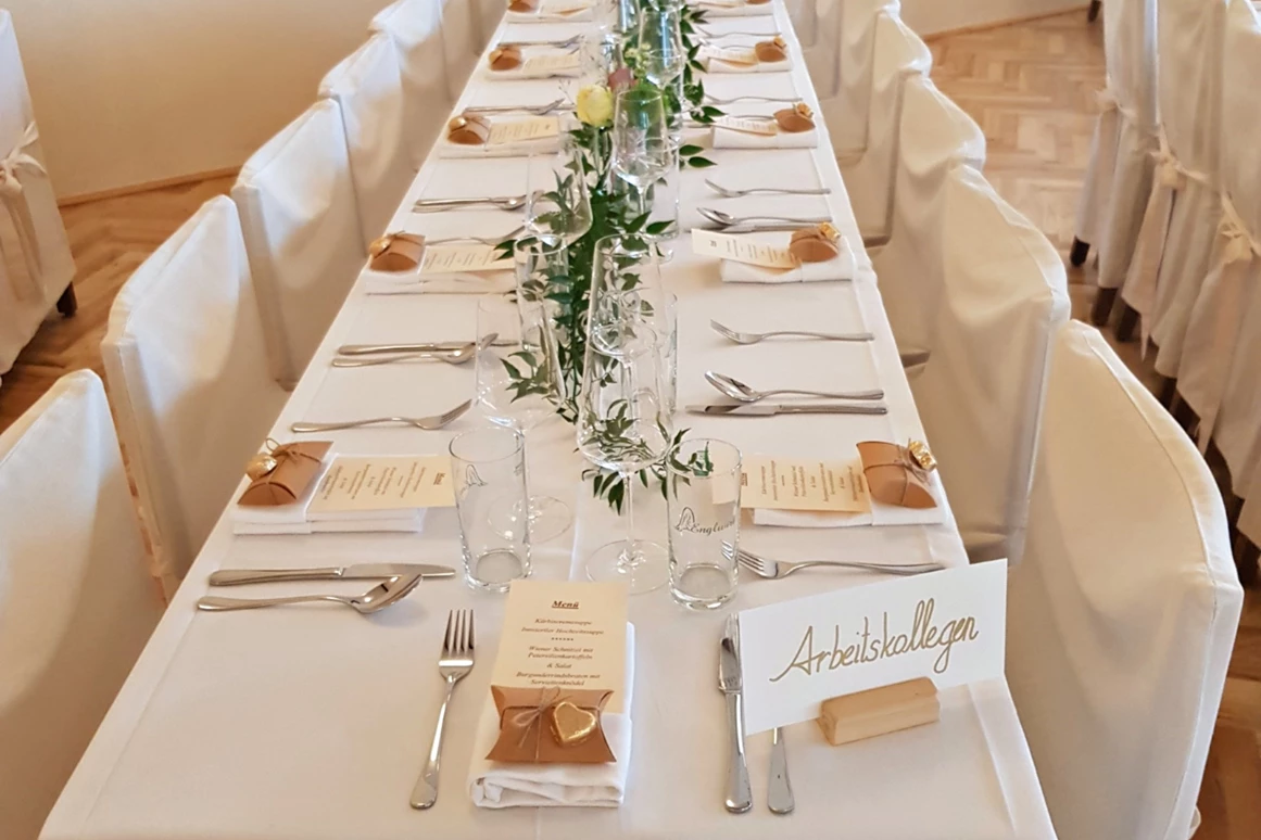 Hochzeitslocation: Gedeckte Tische und behusste Stühle - Gasthof Englwirt