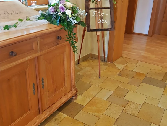 Hochzeitslocation: Deko im Vorraum zum Saal - Platz für Fotobox - Gasthof Englwirt