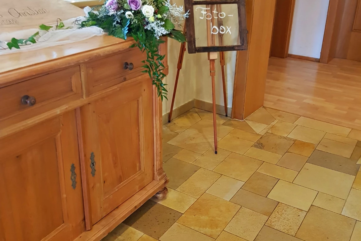 Hochzeitslocation: Deko im Vorraum zum Saal - Platz für Fotobox - Gasthof Englwirt